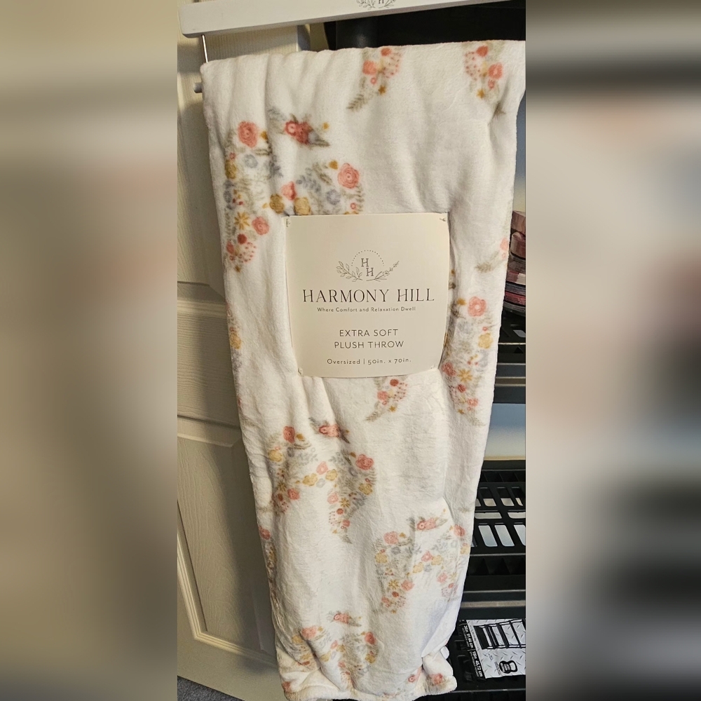 Harmony Hill Floral Plush Throw - Picture 4 of 4